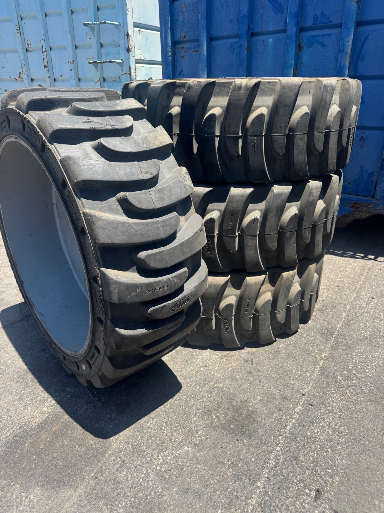 385/65 D22.5 MITL – 10 Hole Wheel Set — view 1