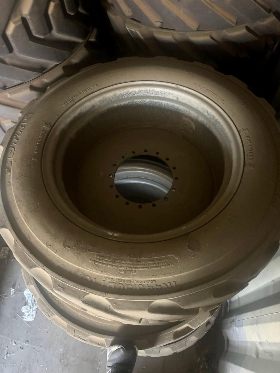 445/50D710 Outrigger – 16 Hole Wheel — view 1